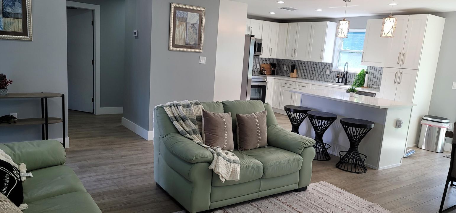 出租: $4,800 (4 贝兹, 4 浴室, 1900 平方英尺)