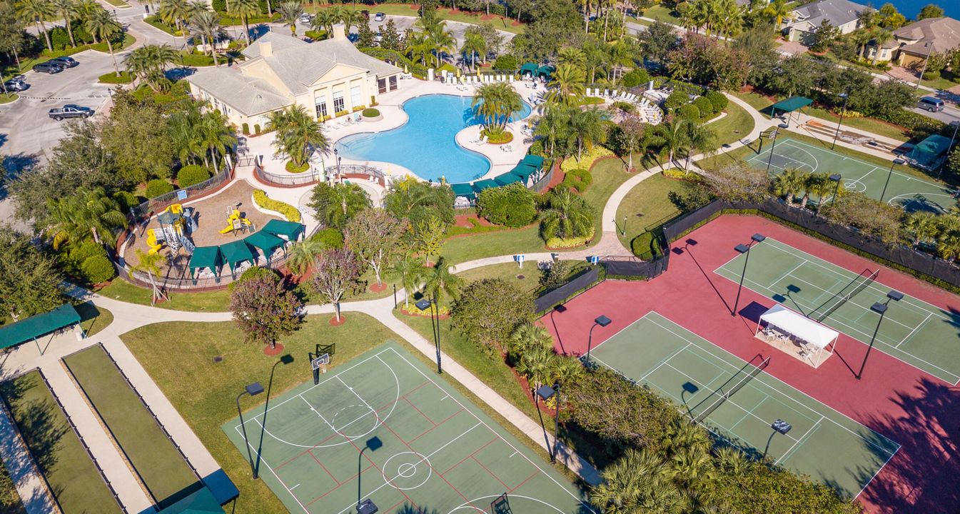 For Sale: $545,000 (5 beds, 2 baths, 2772 Square Feet)