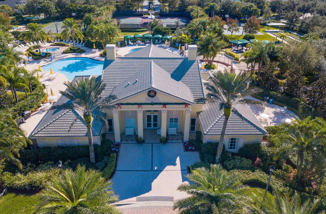 For Sale: $545,000 (5 beds, 2 baths, 2772 Square Feet)