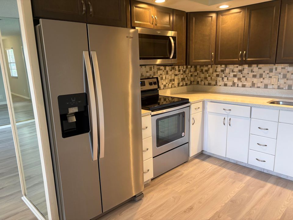 合同活跃: $1,799 (2 贝兹, 2 浴室, 916 平方英尺)