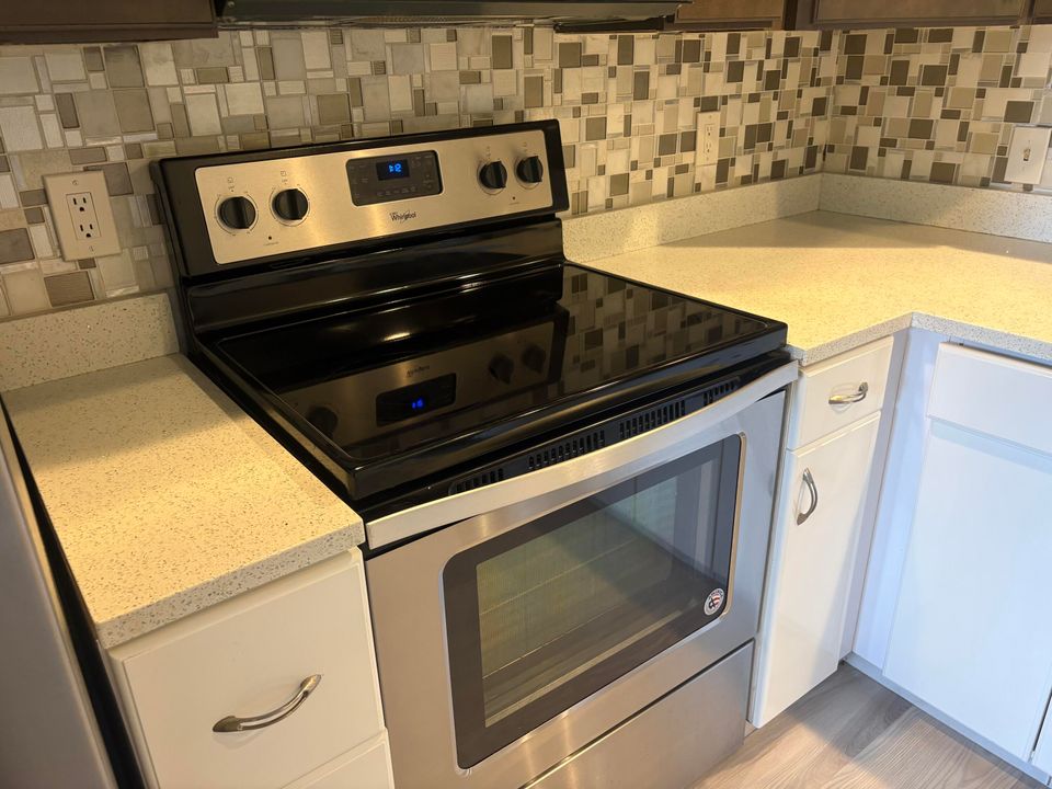 合同活跃: $1,799 (2 贝兹, 2 浴室, 916 平方英尺)