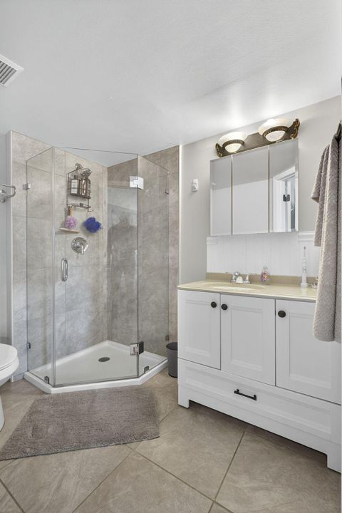 На продажу: $300,000 (2 спален, 2 ванн, 1100 Квадратных фут)