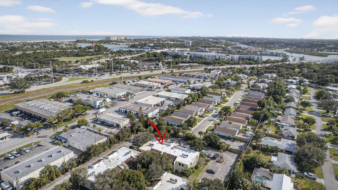 На продажу: $300,000 (2 спален, 2 ванн, 1100 Квадратных фут)