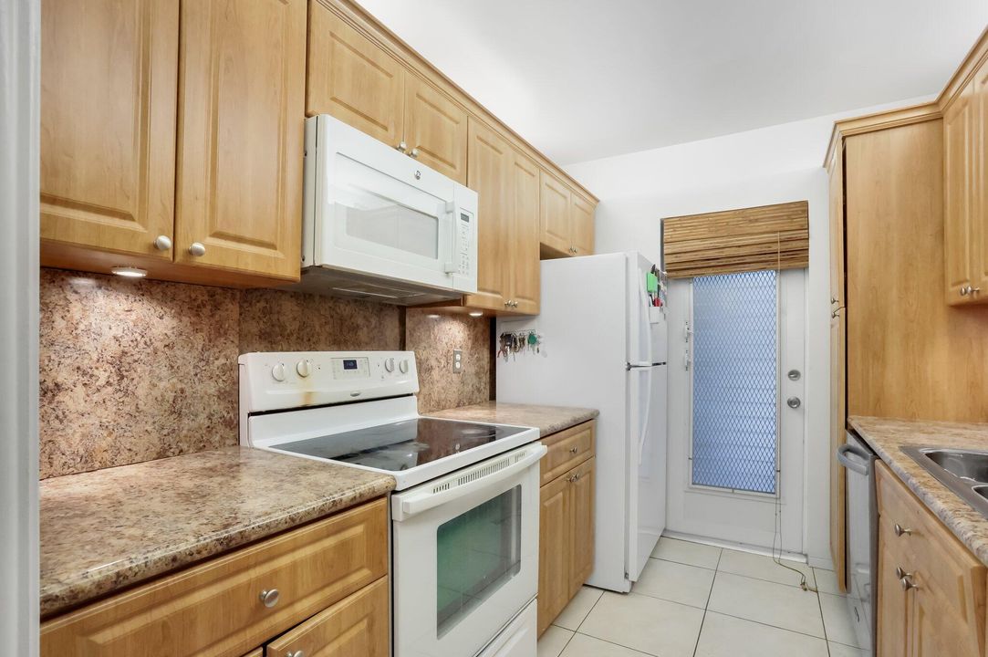 For Sale: $265,000 (2 beds, 2 baths, 1000 Square Feet)