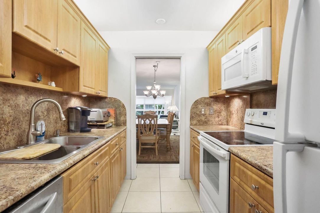 For Sale: $265,000 (2 beds, 2 baths, 1000 Square Feet)