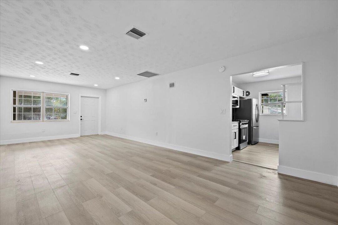 待售: $469,000 (0 贝兹, 0 浴室, 1044 平方英尺)