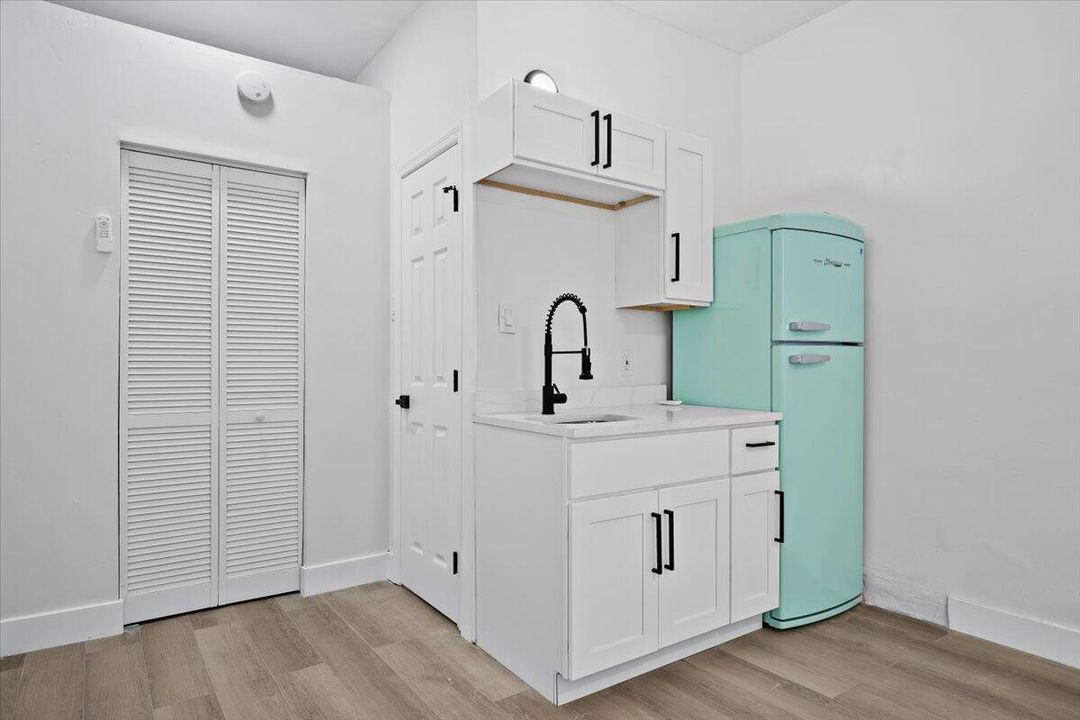 待售: $469,000 (0 贝兹, 0 浴室, 1044 平方英尺)