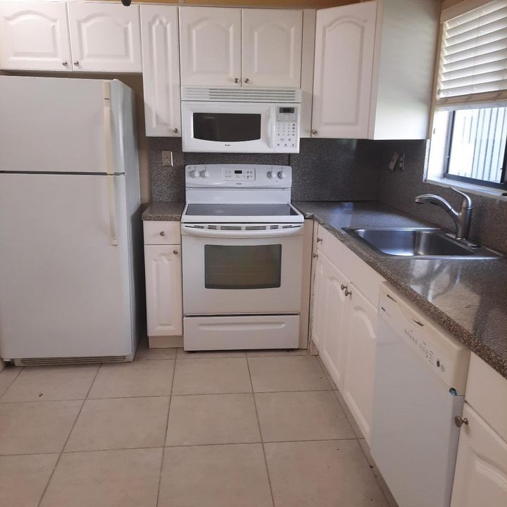 待售: $149,900 (2 贝兹, 2 浴室, 900 平方英尺)