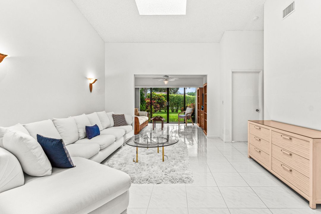 For Sale: $374,900 (2 beds, 2 baths, 1654 Square Feet)