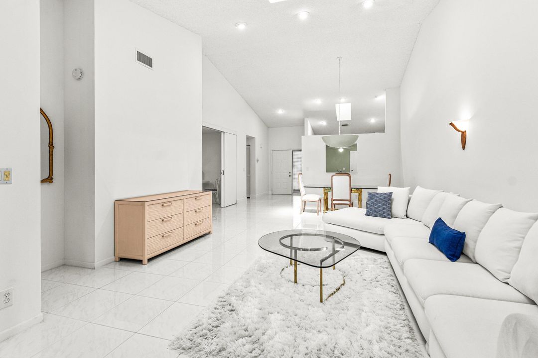 For Sale: $374,900 (2 beds, 2 baths, 1654 Square Feet)