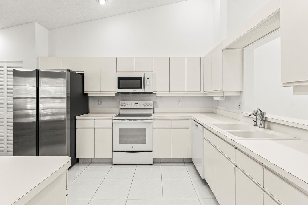 For Sale: $374,900 (2 beds, 2 baths, 1654 Square Feet)