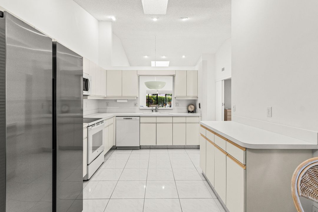 For Sale: $374,900 (2 beds, 2 baths, 1654 Square Feet)