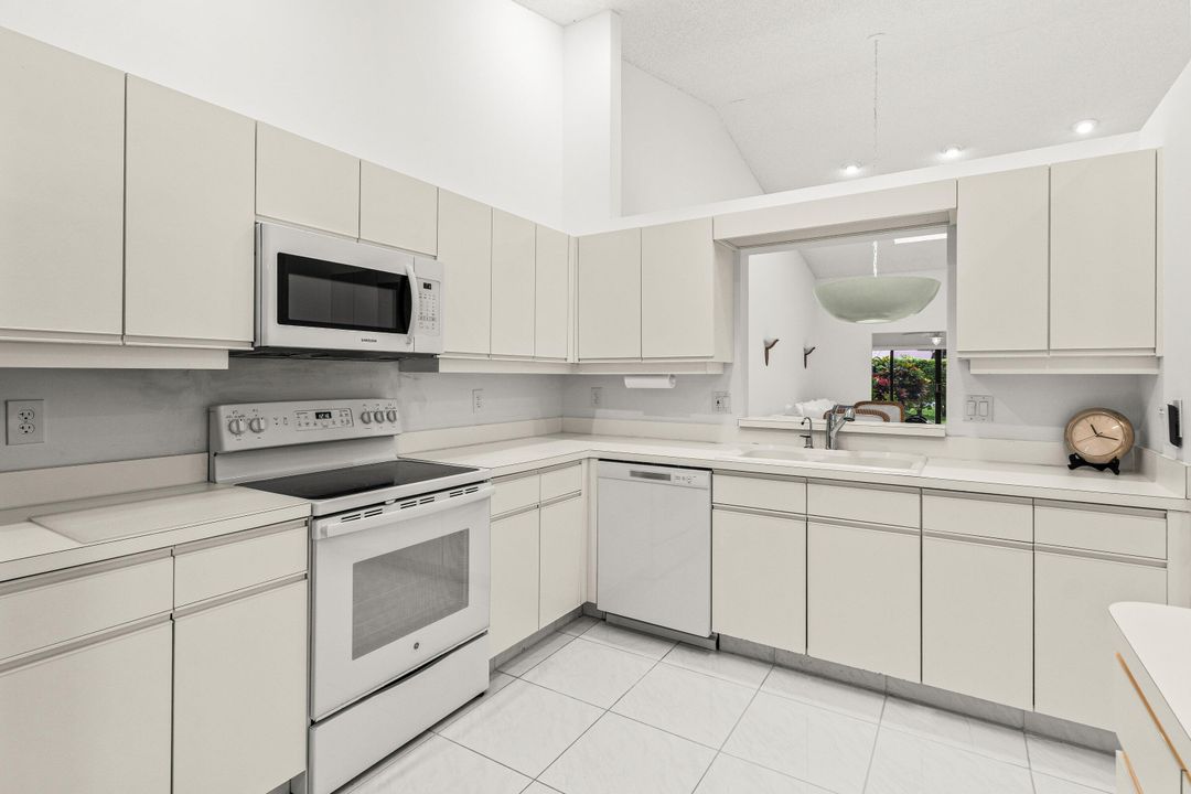 For Sale: $374,900 (2 beds, 2 baths, 1654 Square Feet)
