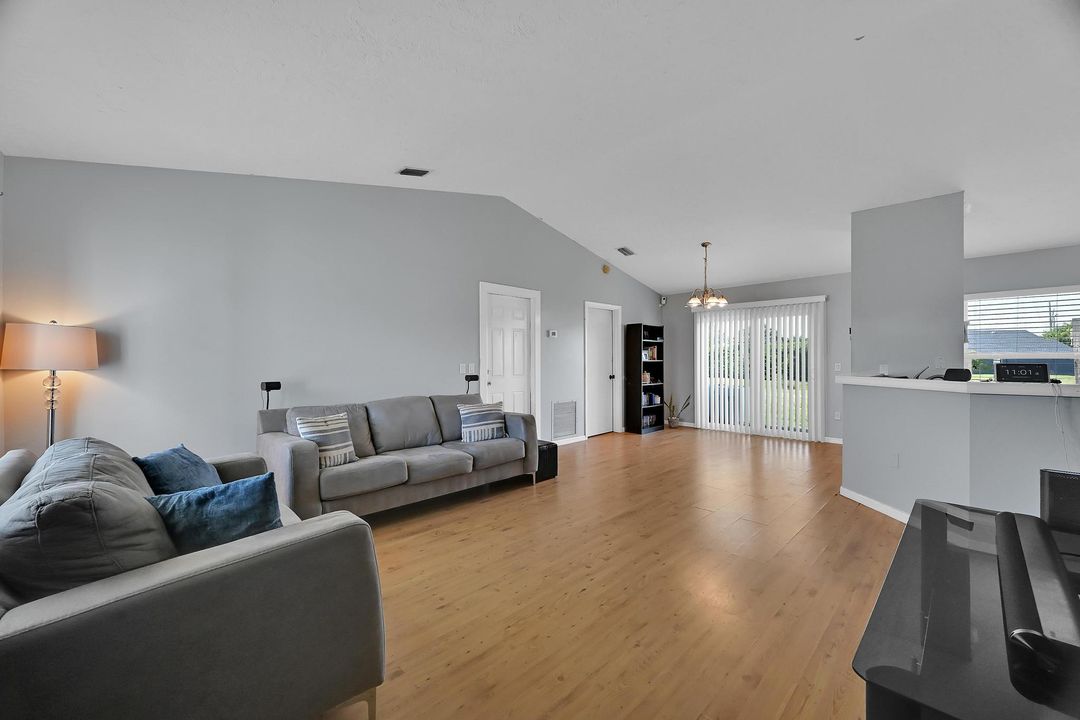 For Sale: $355,000 (3 beds, 2 baths, 1157 Square Feet)