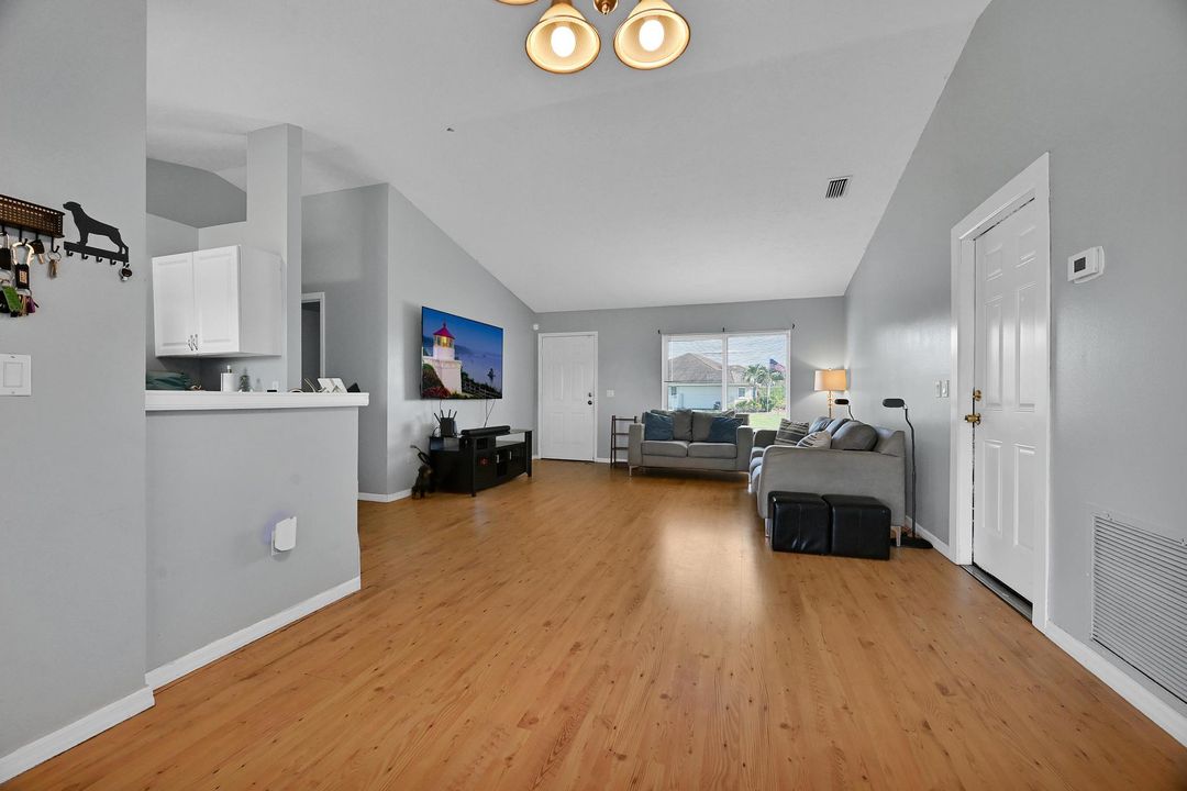 For Sale: $355,000 (3 beds, 2 baths, 1157 Square Feet)