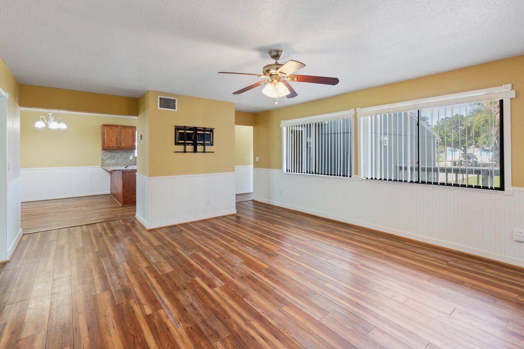 合同活跃: $339,000 (3 贝兹, 2 浴室, 1560 平方英尺)