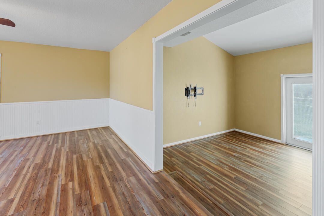 合同活跃: $339,000 (3 贝兹, 2 浴室, 1560 平方英尺)