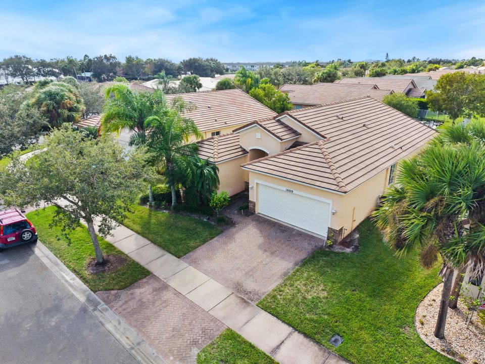 For Sale: $294,000 (3 beds, 2 baths, 1741 Square Feet)