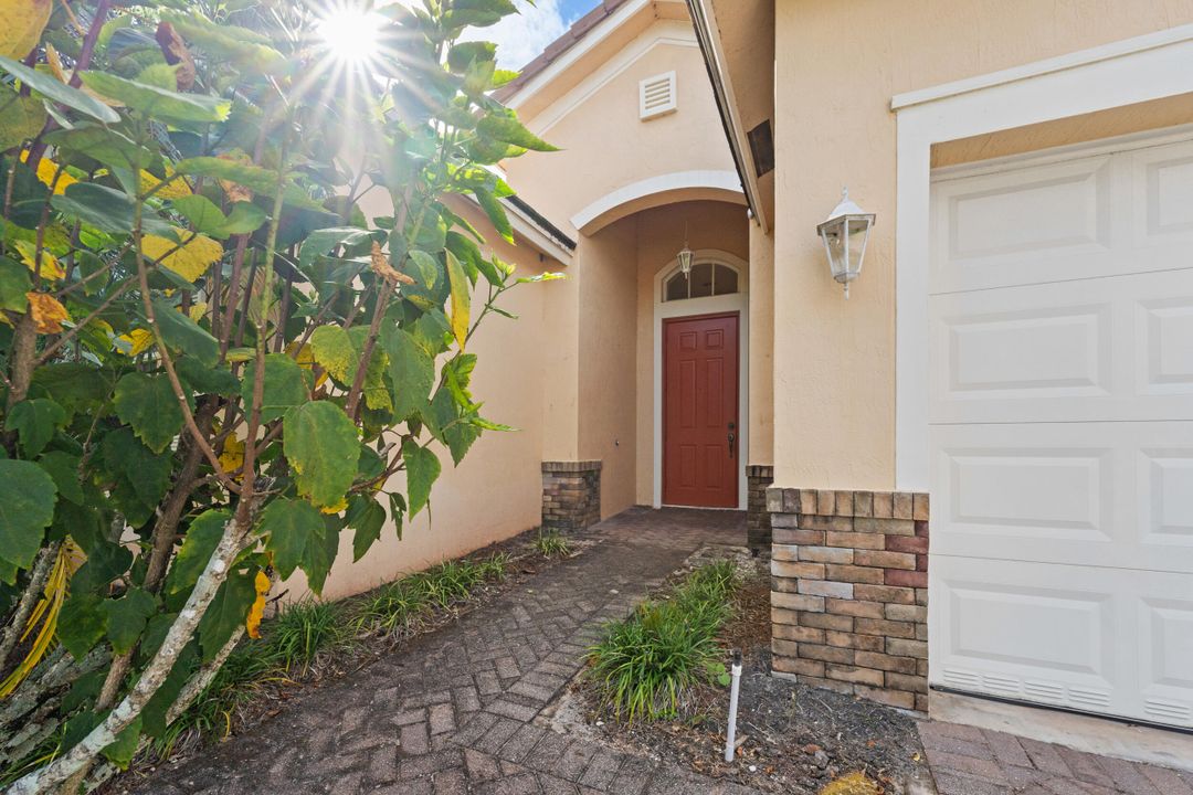 For Sale: $294,000 (3 beds, 2 baths, 1741 Square Feet)