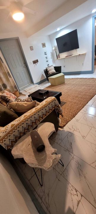 For Rent: $2,500 (2 beds, 1 baths, 800 Square Feet)