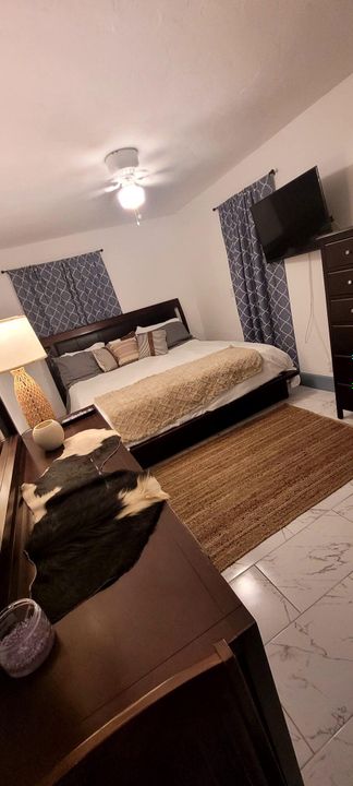 For Rent: $2,500 (2 beds, 1 baths, 800 Square Feet)