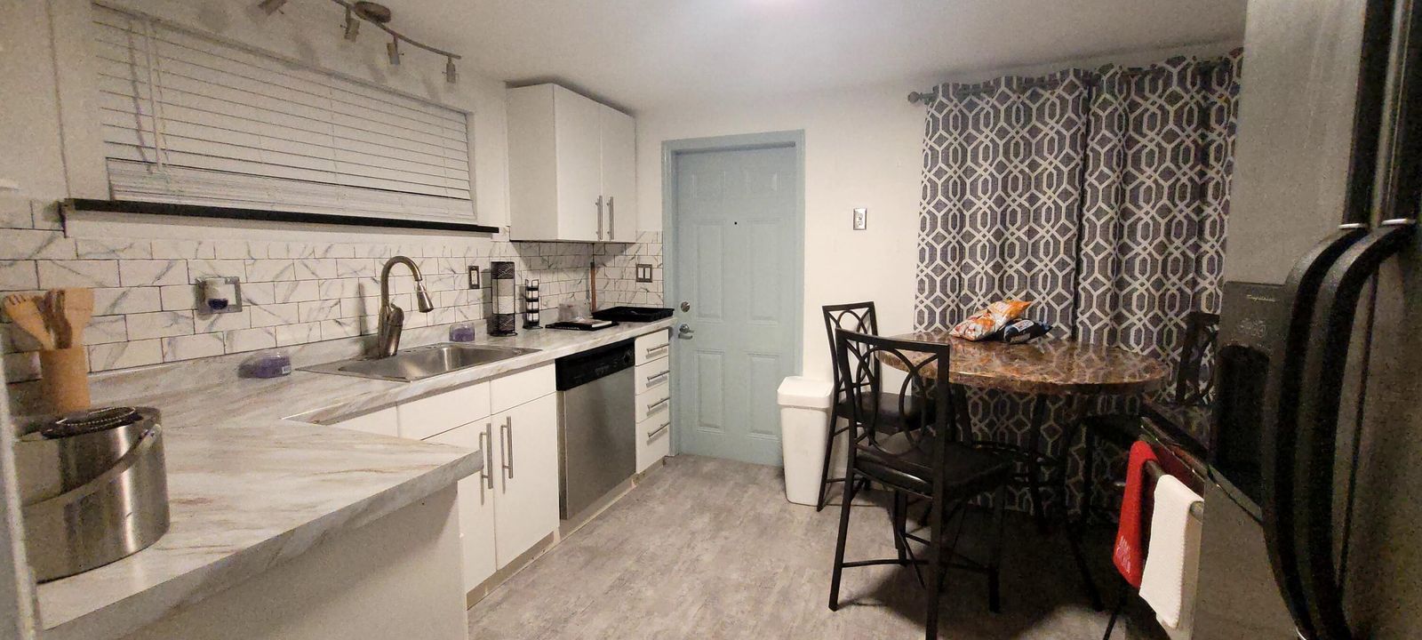 For Rent: $2,500 (2 beds, 1 baths, 800 Square Feet)