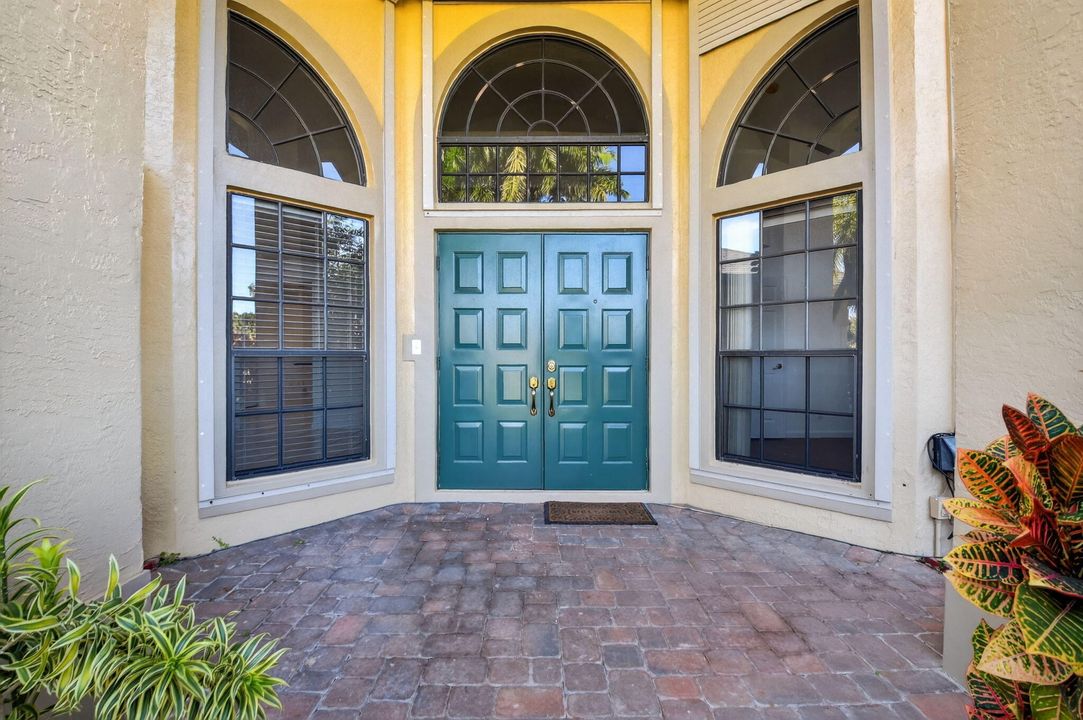 合同活跃: $599,900 (3 贝兹, 2 浴室, 2037 平方英尺)