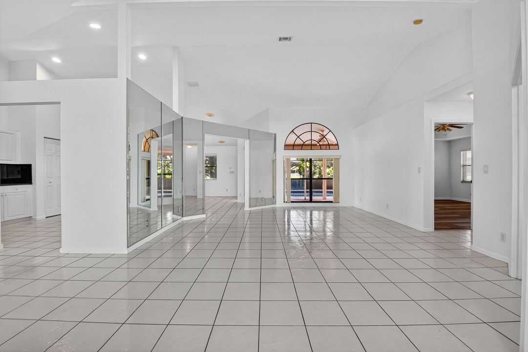 合同活跃: $599,900 (3 贝兹, 2 浴室, 2037 平方英尺)