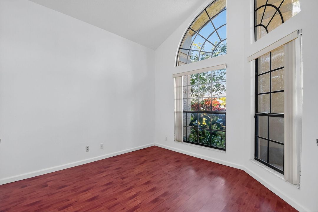 合同活跃: $599,900 (3 贝兹, 2 浴室, 2037 平方英尺)