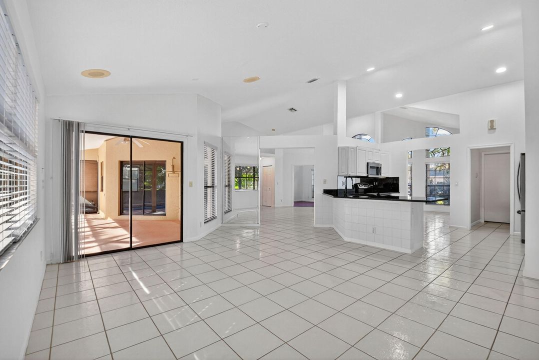 合同活跃: $599,900 (3 贝兹, 2 浴室, 2037 平方英尺)