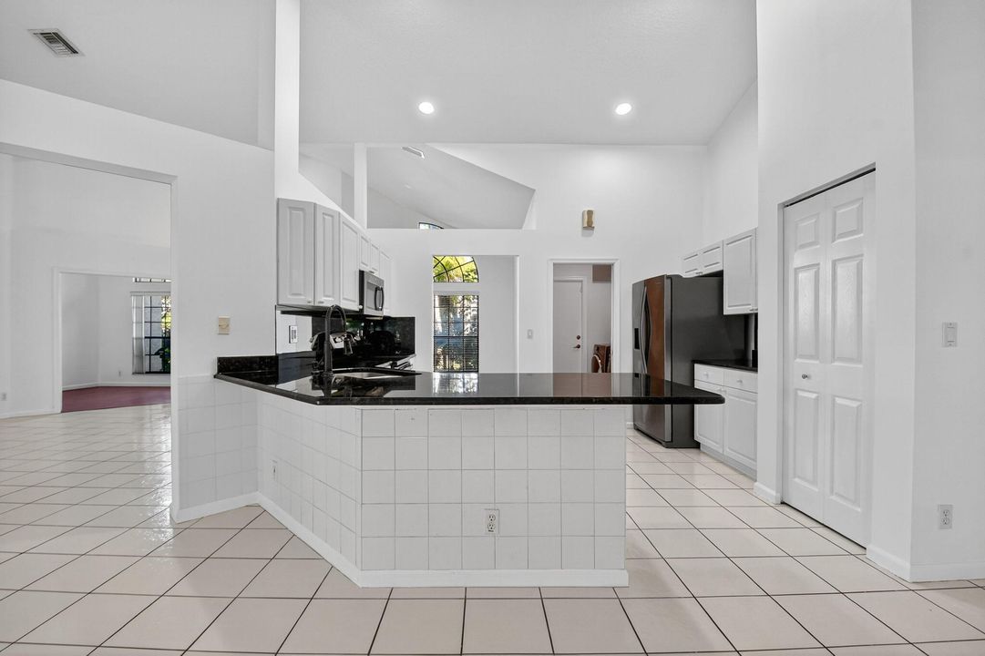 合同活跃: $599,900 (3 贝兹, 2 浴室, 2037 平方英尺)