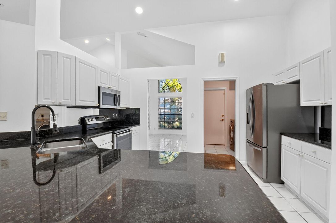 合同活跃: $599,900 (3 贝兹, 2 浴室, 2037 平方英尺)