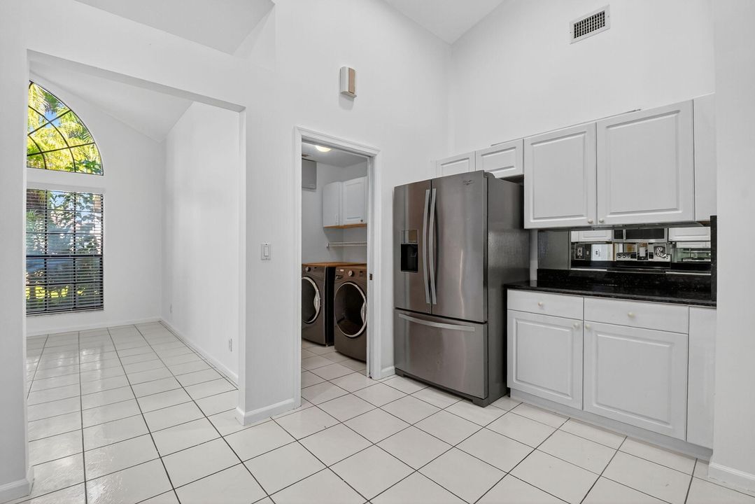 合同活跃: $599,900 (3 贝兹, 2 浴室, 2037 平方英尺)