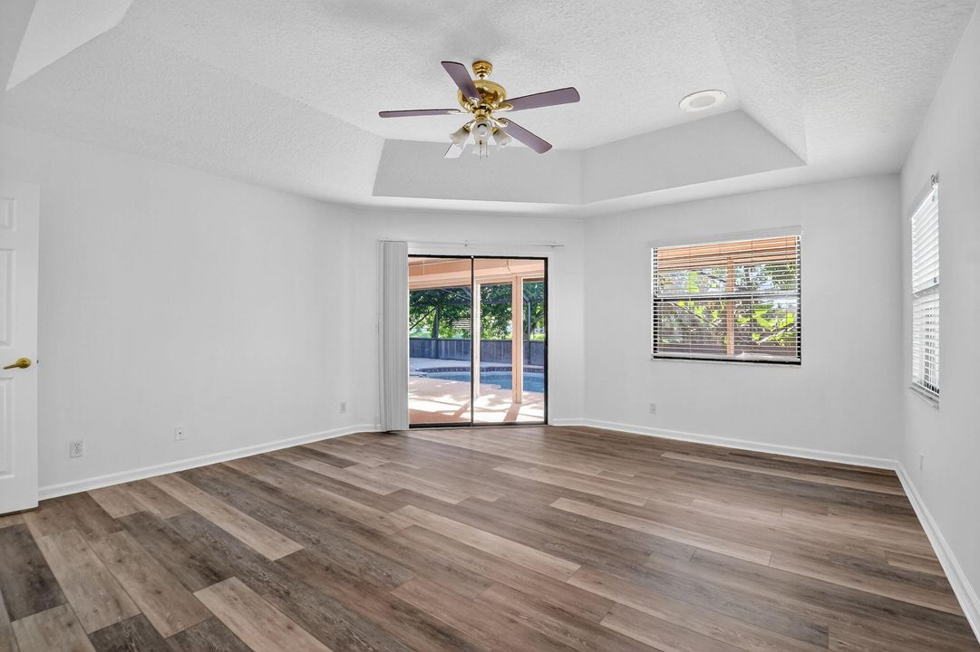 合同活跃: $599,900 (3 贝兹, 2 浴室, 2037 平方英尺)