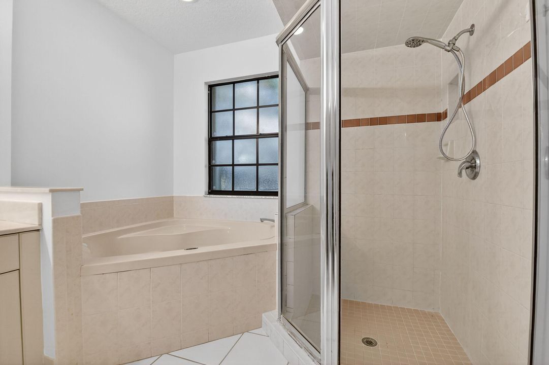 合同活跃: $599,900 (3 贝兹, 2 浴室, 2037 平方英尺)