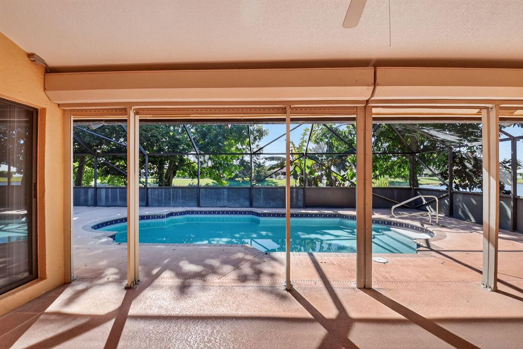 合同活跃: $599,900 (3 贝兹, 2 浴室, 2037 平方英尺)