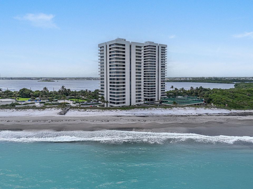 Под контрактом: $1,150,000 (2 спален, 2 ванн, 1435 Квадратных фут)