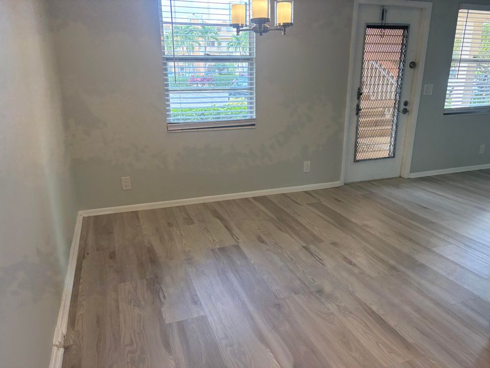 合同活跃: $1,799 (2 贝兹, 2 浴室, 916 平方英尺)