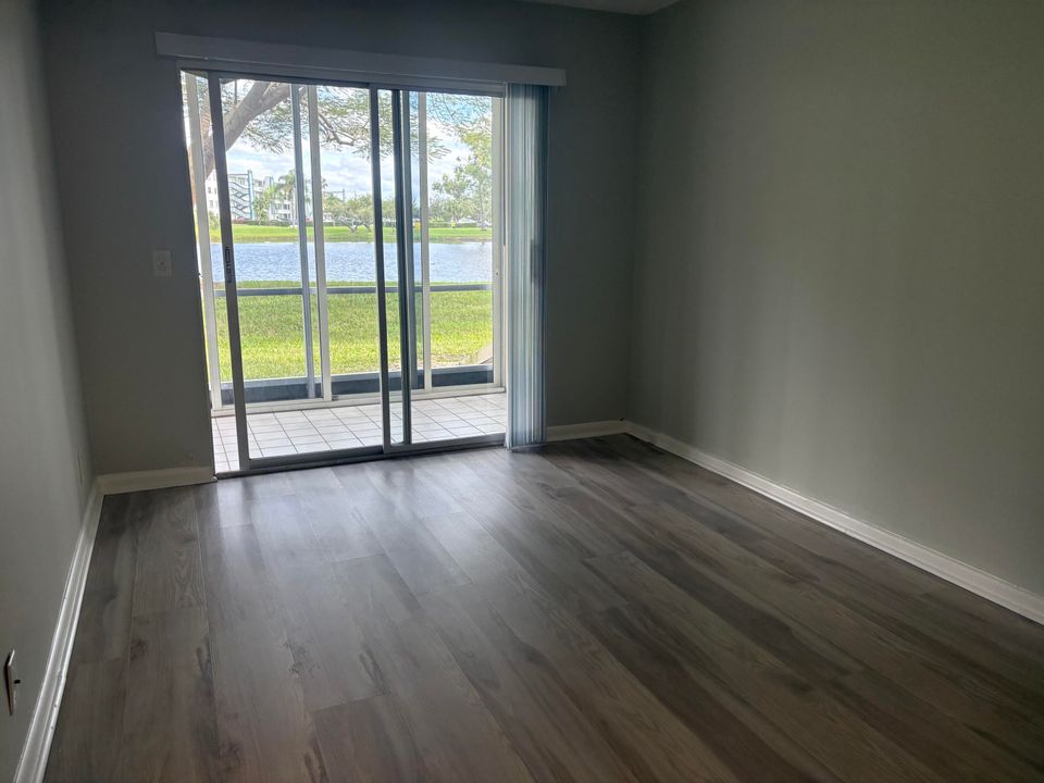 合同活跃: $1,799 (2 贝兹, 2 浴室, 916 平方英尺)