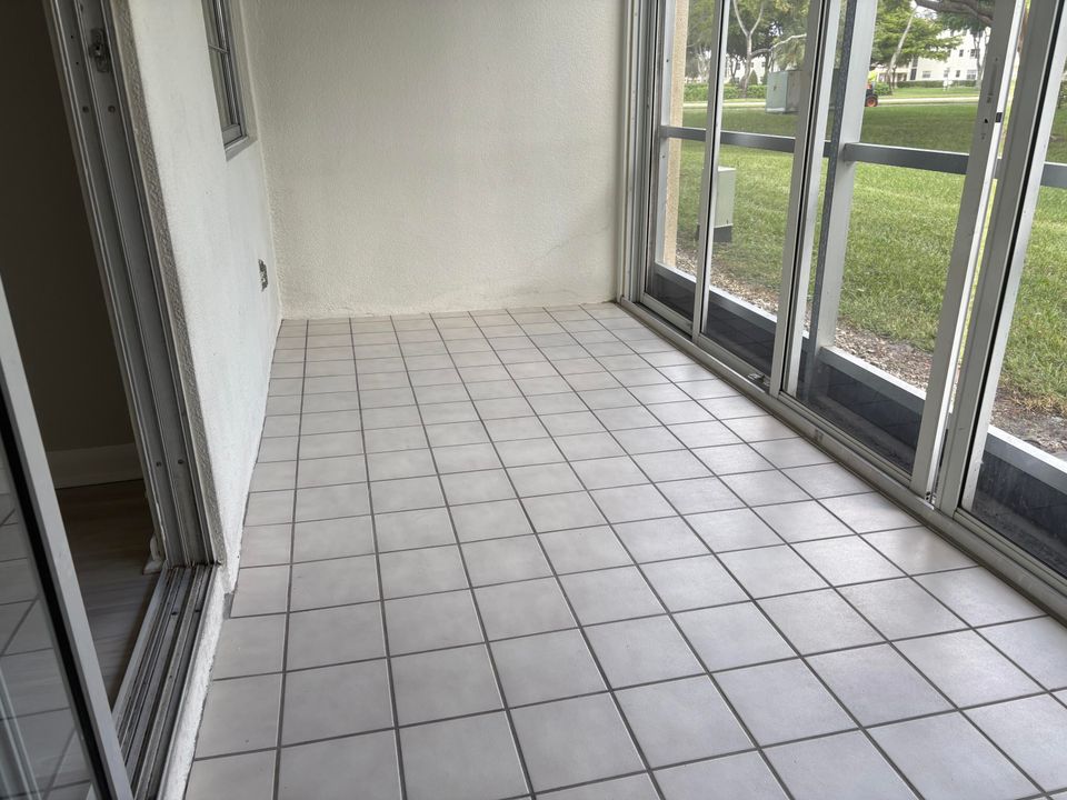 合同活跃: $1,799 (2 贝兹, 2 浴室, 916 平方英尺)