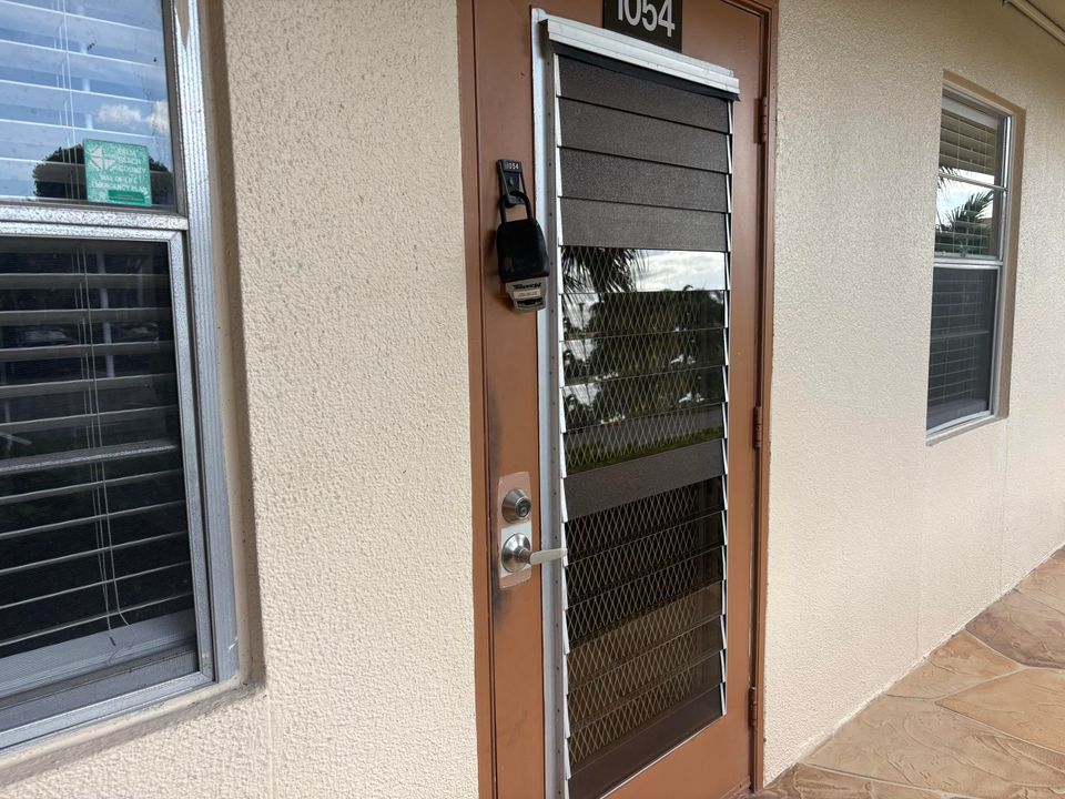 合同活跃: $1,799 (2 贝兹, 2 浴室, 916 平方英尺)