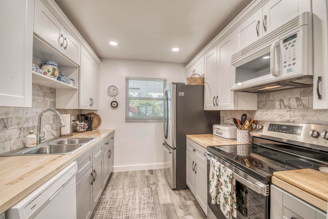 For Sale: $222,000 (2 beds, 2 baths, 904 Square Feet)