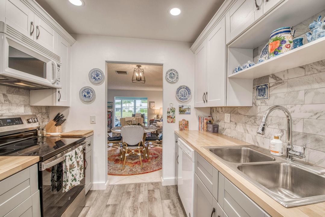 For Sale: $222,000 (2 beds, 2 baths, 904 Square Feet)