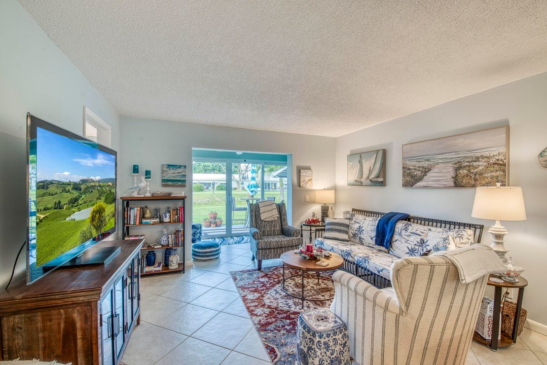 For Sale: $222,000 (2 beds, 2 baths, 904 Square Feet)