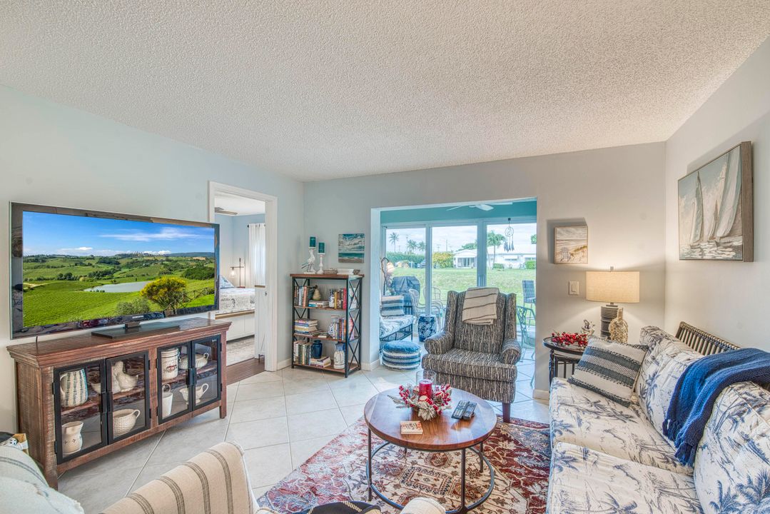 For Sale: $222,000 (2 beds, 2 baths, 904 Square Feet)