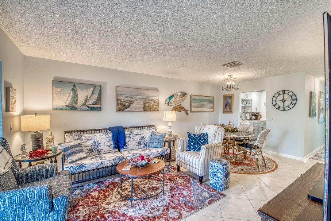 For Sale: $222,000 (2 beds, 2 baths, 904 Square Feet)