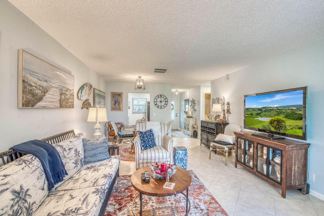 For Sale: $222,000 (2 beds, 2 baths, 904 Square Feet)