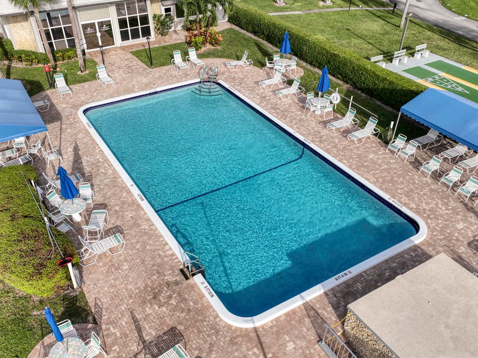 For Sale: $222,000 (2 beds, 2 baths, 904 Square Feet)