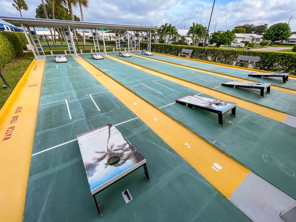 For Sale: $222,000 (2 beds, 2 baths, 904 Square Feet)