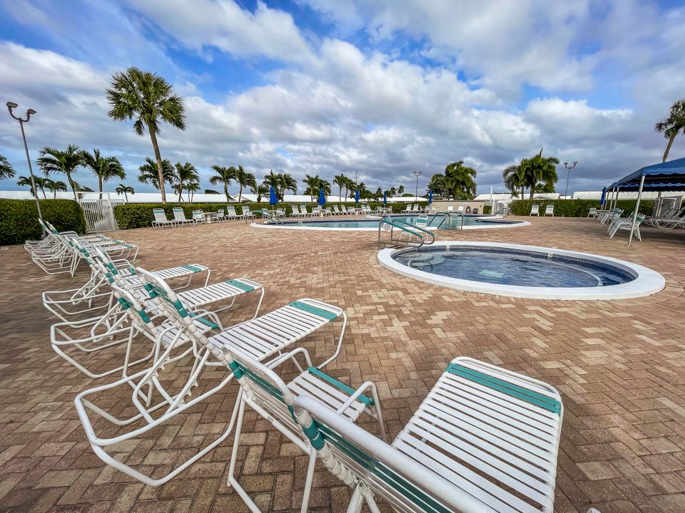 For Sale: $222,000 (2 beds, 2 baths, 904 Square Feet)